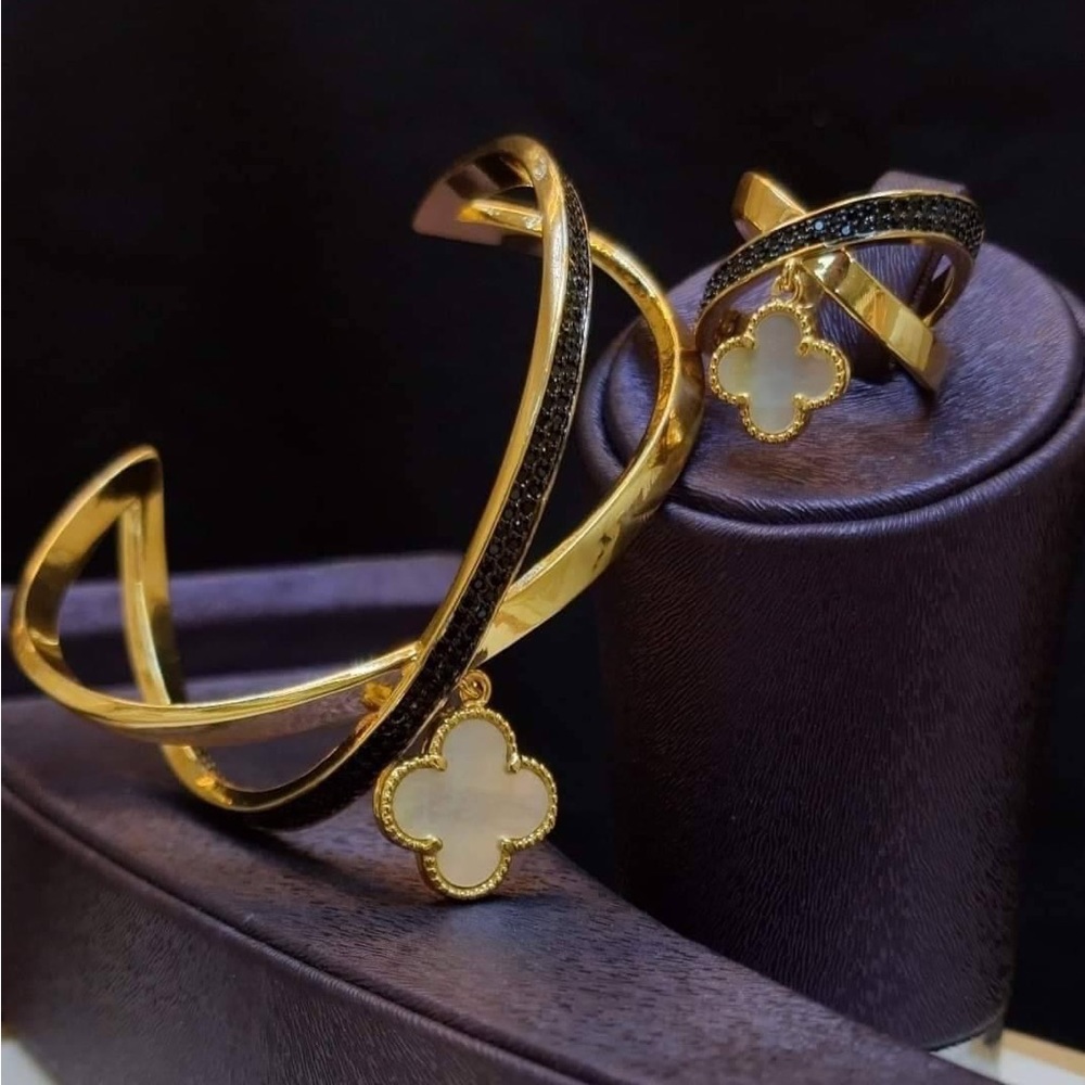Brand new set it. Comes in white & green very good quality jewelry gold plated